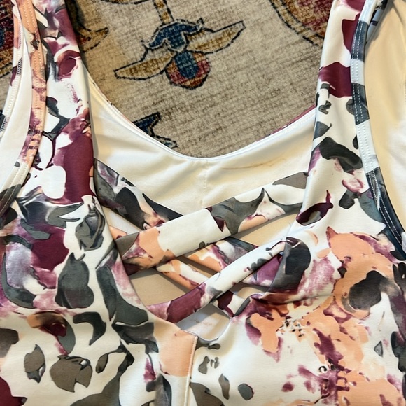 Women’s sports bra size Medium - Picture 6 of 8